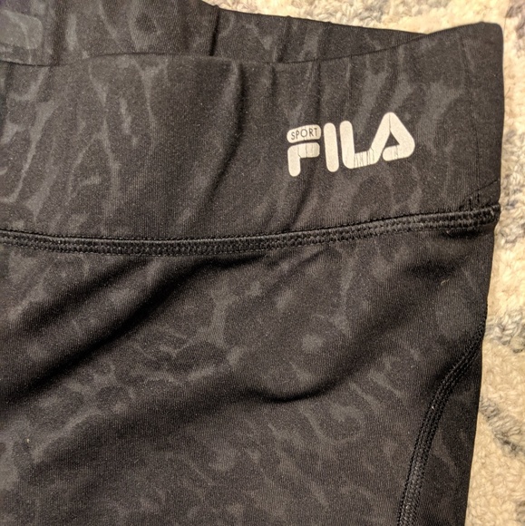 SOLD - FILA cropped workout pants - Picture 4 of 8